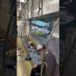 電車の窓ガラスが割れ緊急停車する瞬間